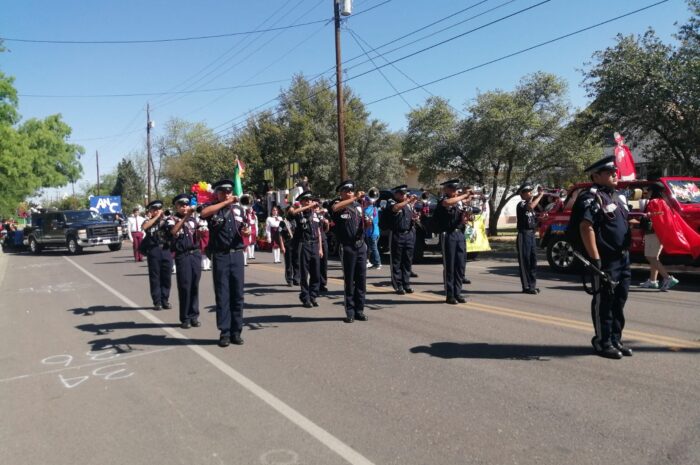 Participa banda de guerra y escolta de prepa municipal en Desfile Internacional