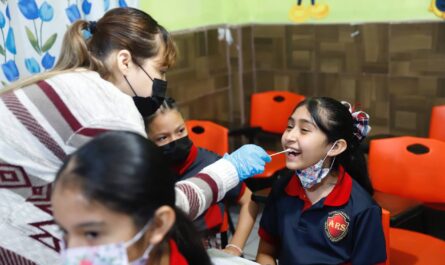 Acerca Nuevo Laredo atención médica gratuita a estudiantes de colonia La Fe