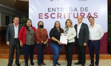 Reciben familias neolaredenses escrituras de sus viviendas