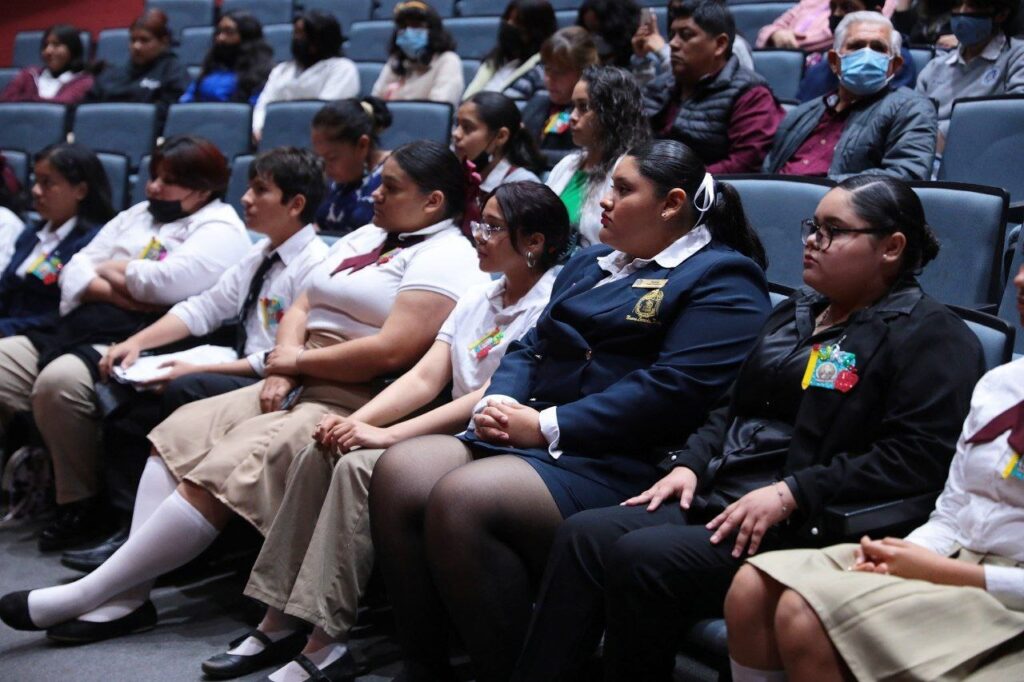 Compiten estudiantes neolaredenses en concurso de oratoria