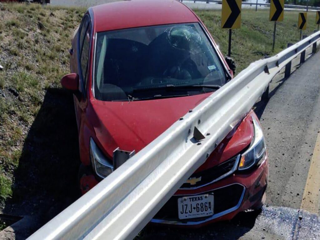 Conductor abandona vehículo tras accidente en Nuevo Laredo