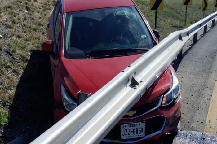 Conductor abandona vehículo tras accidente en Nuevo Laredo