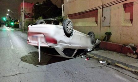 Choque con volcadura en Nuevo Laredo deja un herido y daños materiales