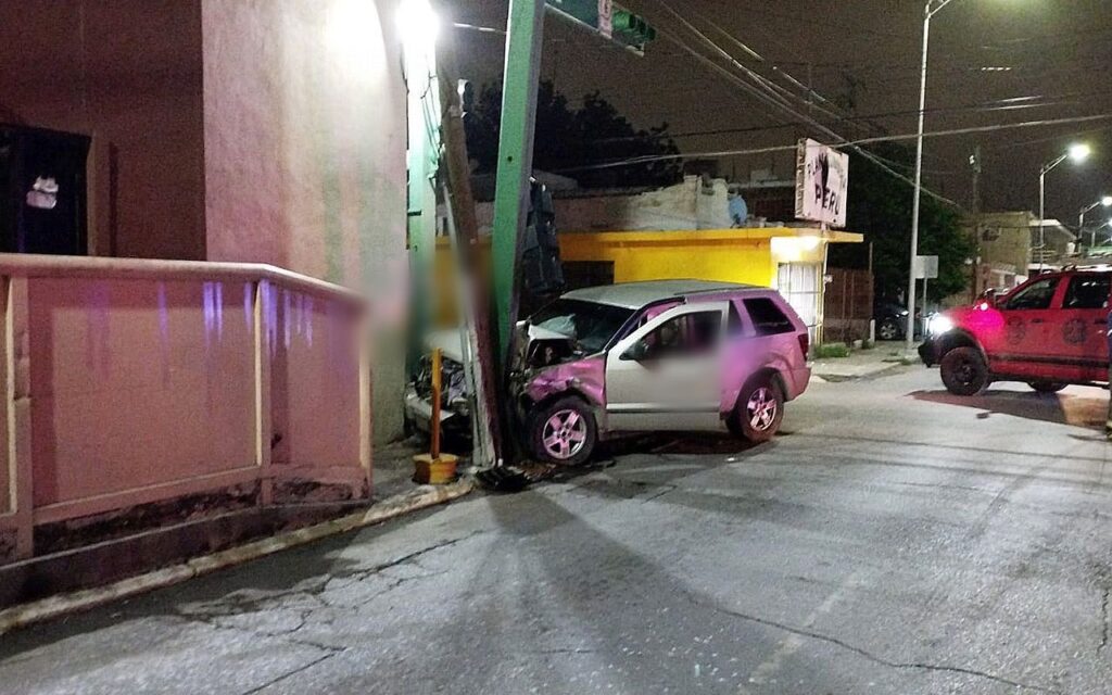 Choque con volcadura en Nuevo Laredo deja un herido y daños materiales