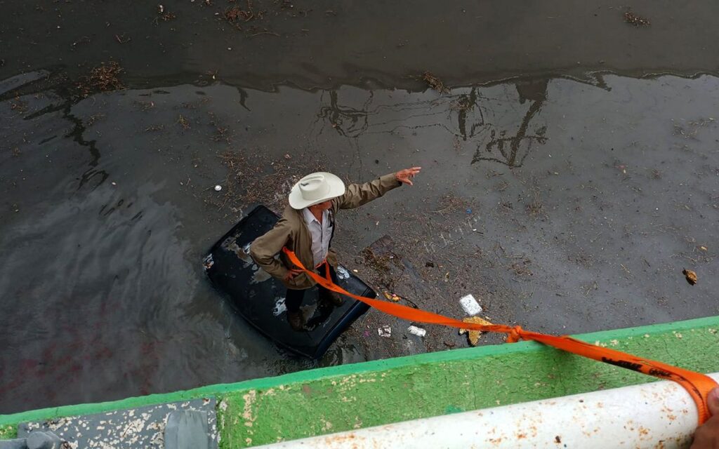 Hombre ebrio es rescatado de puente inundado en Nuevo Laredo