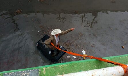 Hombre ebrio es rescatado de puente inundado en Nuevo Laredo