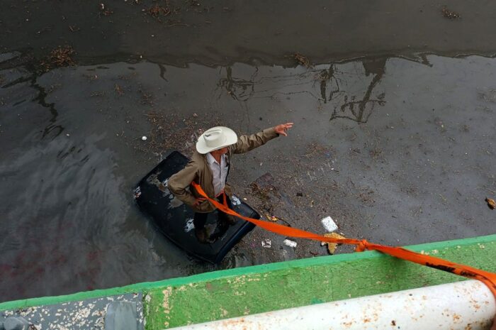 Hombre ebrio es rescatado de puente inundado en Nuevo Laredo