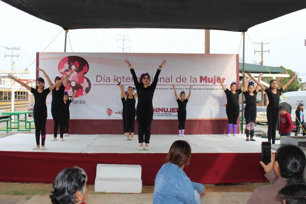 Vecinas de la colonia La Fe disfrutan la lotería feminista y de plática: “Amor Propio”