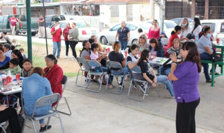 Vecinas de la colonia La Fe disfrutan la lotería feminista y de plática: “Amor Propio”