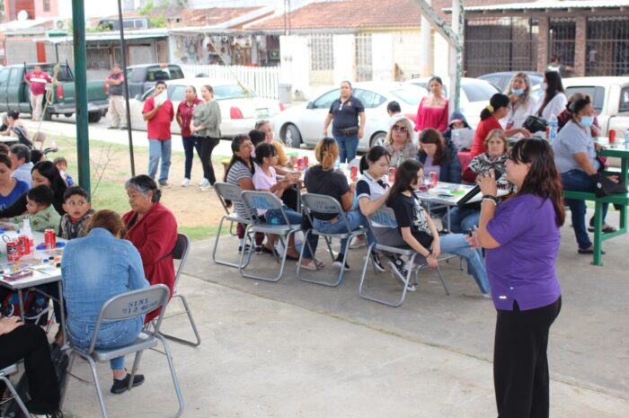 Vecinas de la colonia La Fe disfrutan la lotería feminista y de plática: “Amor Propio”