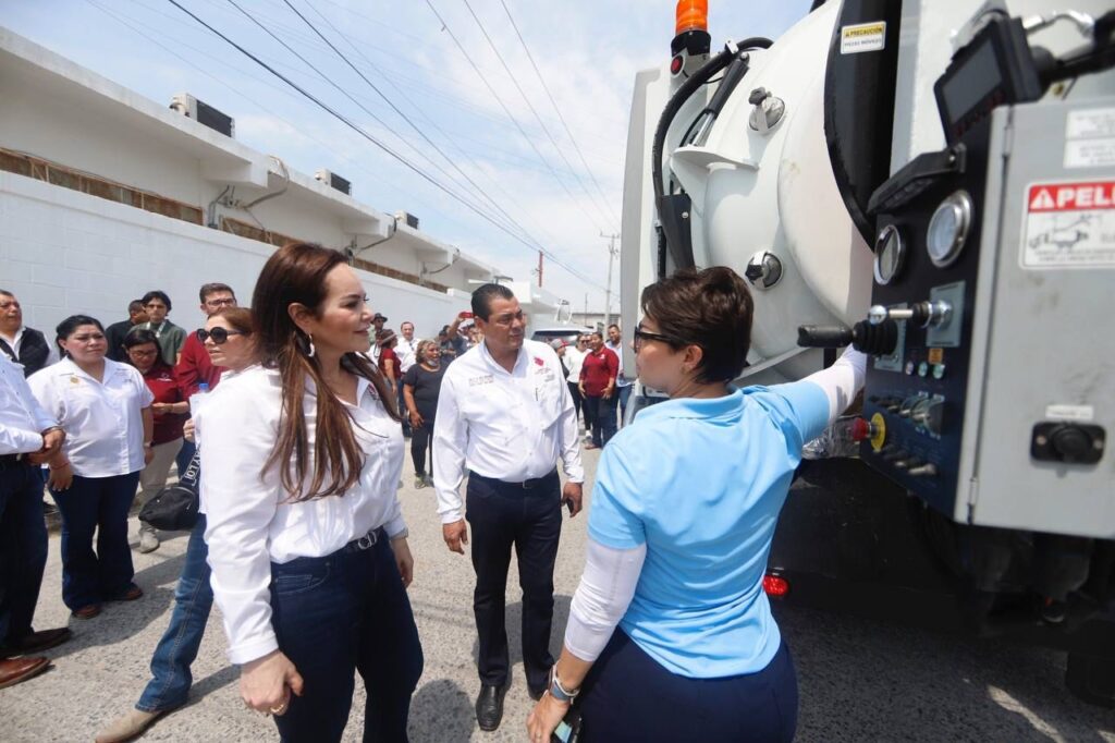 Presenta alcaldesa de Nuevo Laredo nueva unidad de desazolve para fortalecer trabajo de COMAPA