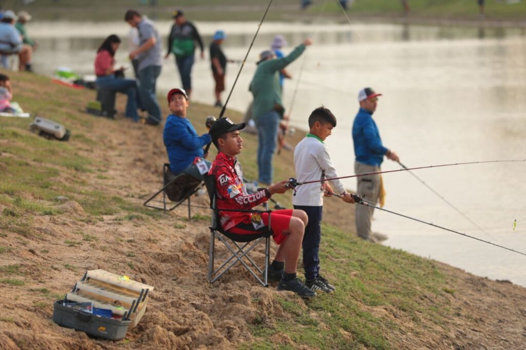 Disfrutan familias torneo de pesca en apoyo a niños con autismo