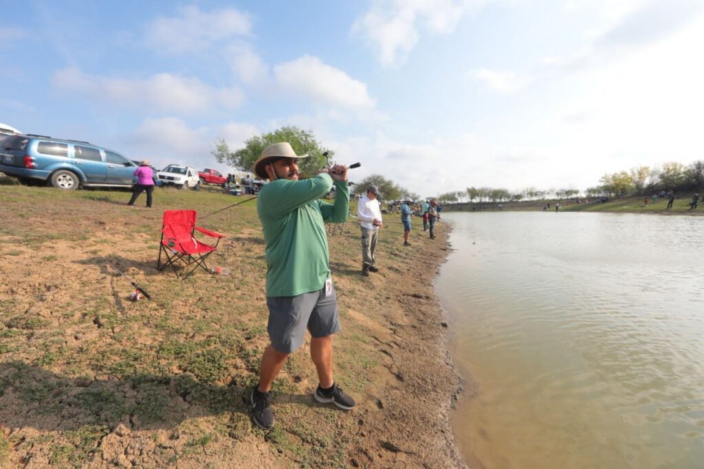 Disfrutan familias torneo de pesca en apoyo a niños con autismo