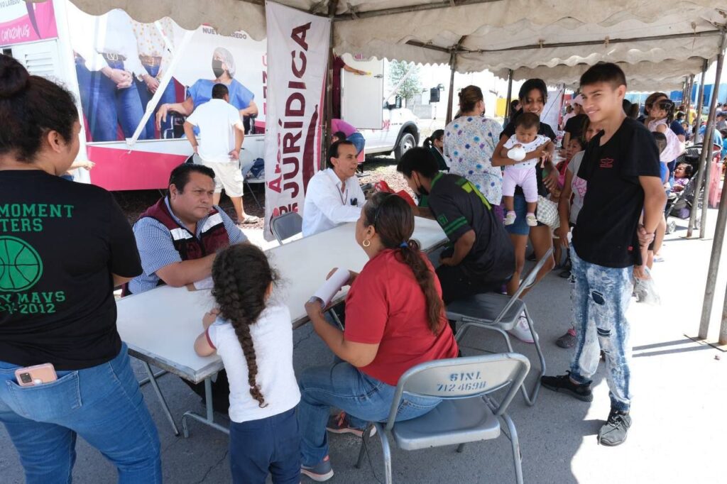 Brigada Tocando Corazones del DIF Nuevo Laredo atiende a vecinos de la colonia Valles de Anáhuac