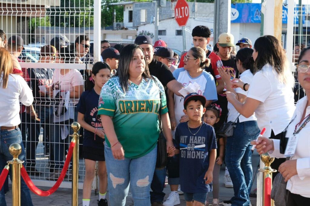 Se unen Tecolotes de los Dos Laredos y familias locales a tocar corazones