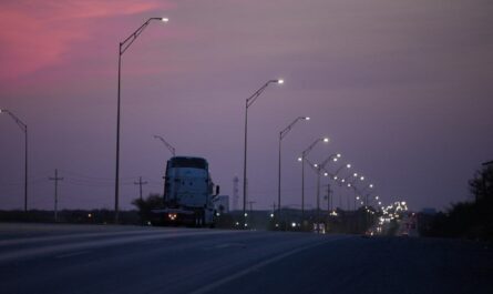 Avanza la transformación del alumbrado público hacia el oriente y centro de Nuevo Laredo