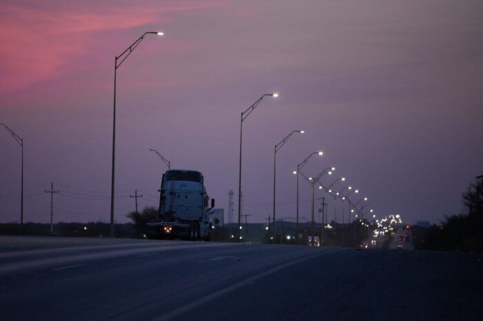 Avanza la transformación del alumbrado público hacia el oriente y centro de Nuevo Laredo