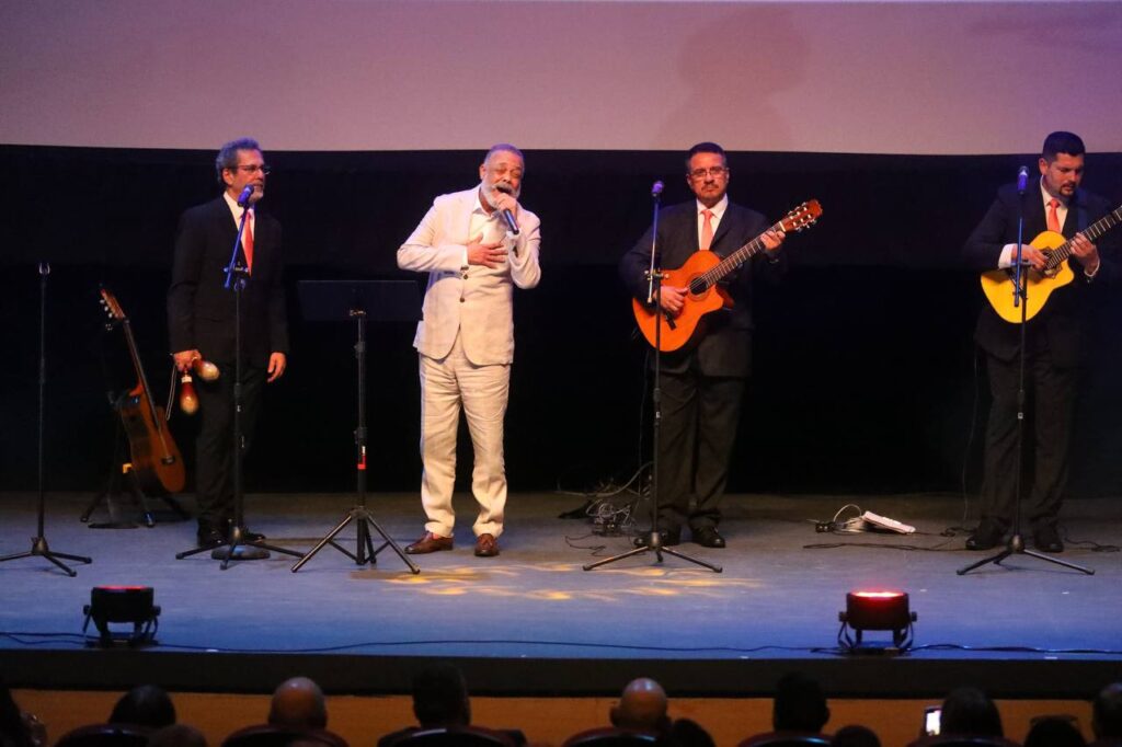 Disfrutan familias concierto de Francisco Céspedes a beneficio del DIF Nuevo Laredo