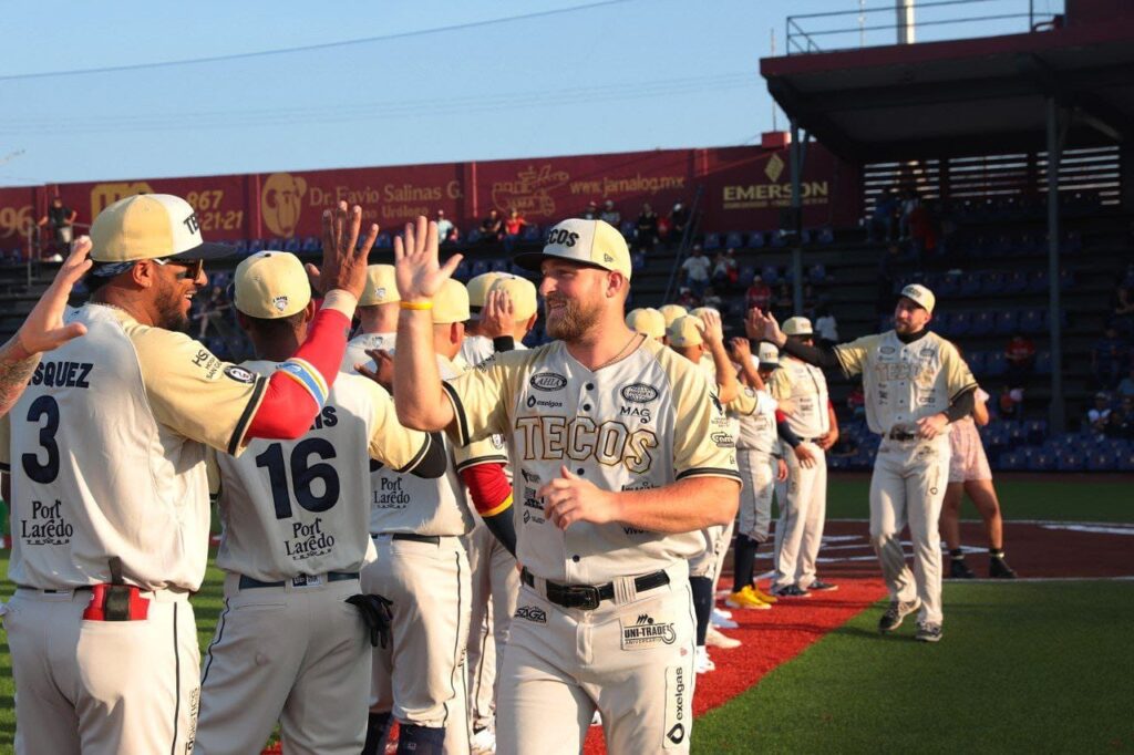 Disfrutan miles de neolaredenses callejoneada y juego inaugural de Tecos