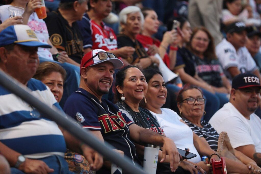 Disfrutan miles de neolaredenses callejoneada y juego inaugural de Tecos