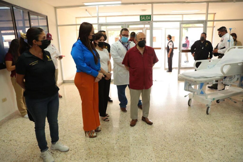 Dona Nuevo Laredo equipo médico al Hospital General