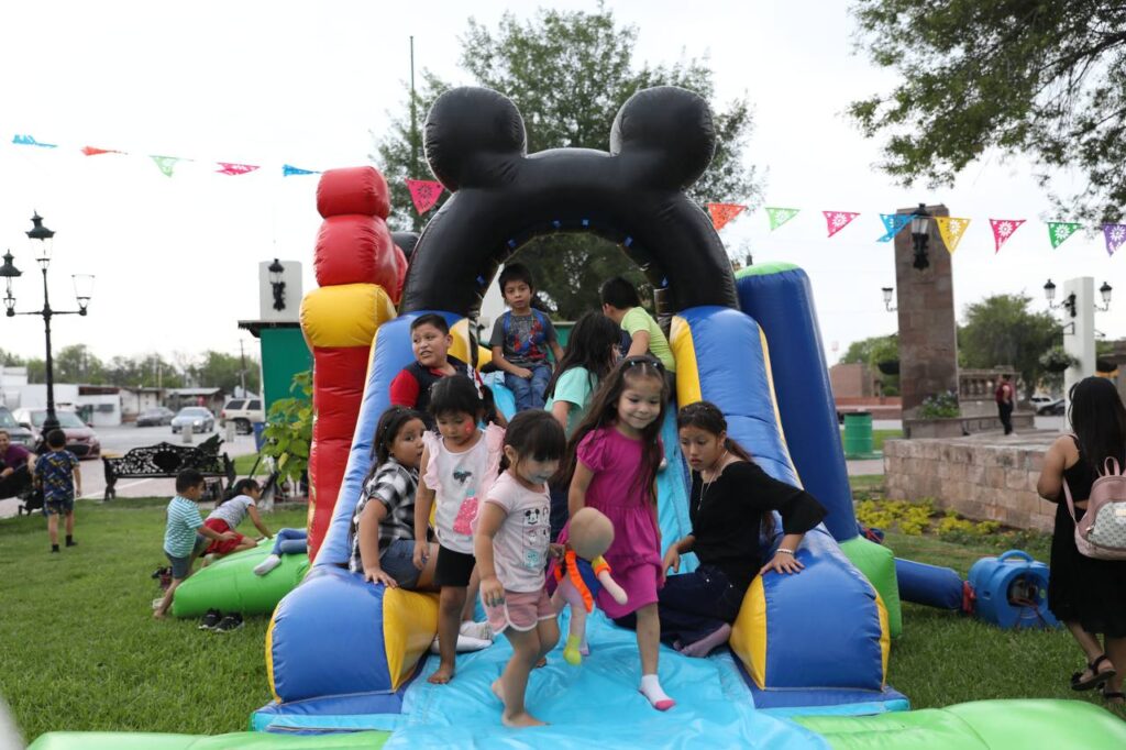 Disfrutan niñas y niños de fiesta en jardín de presidencia de Nuevo Laredo