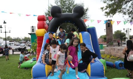 Disfrutan niñas y niños de fiesta en jardín de presidencia de Nuevo Laredo