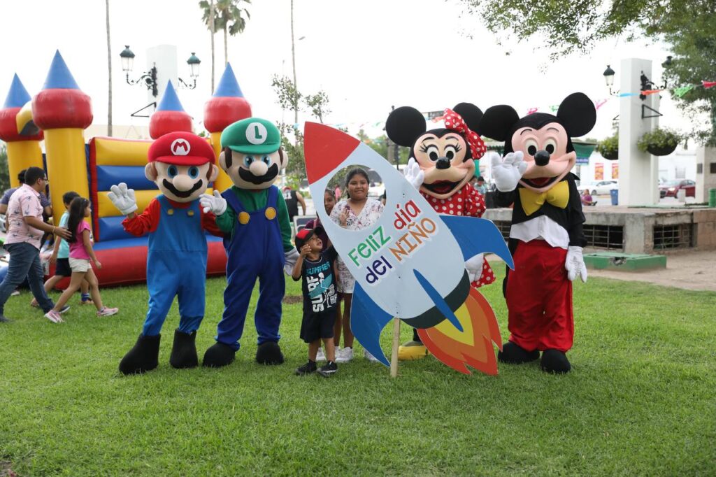 Disfrutan niñas y niños de fiesta en jardín de presidencia de Nuevo Laredo