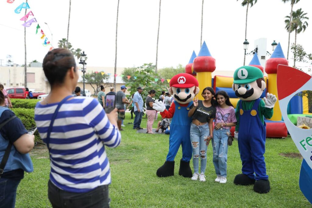 Disfrutan niñas y niños de fiesta en jardín de presidencia de Nuevo Laredo