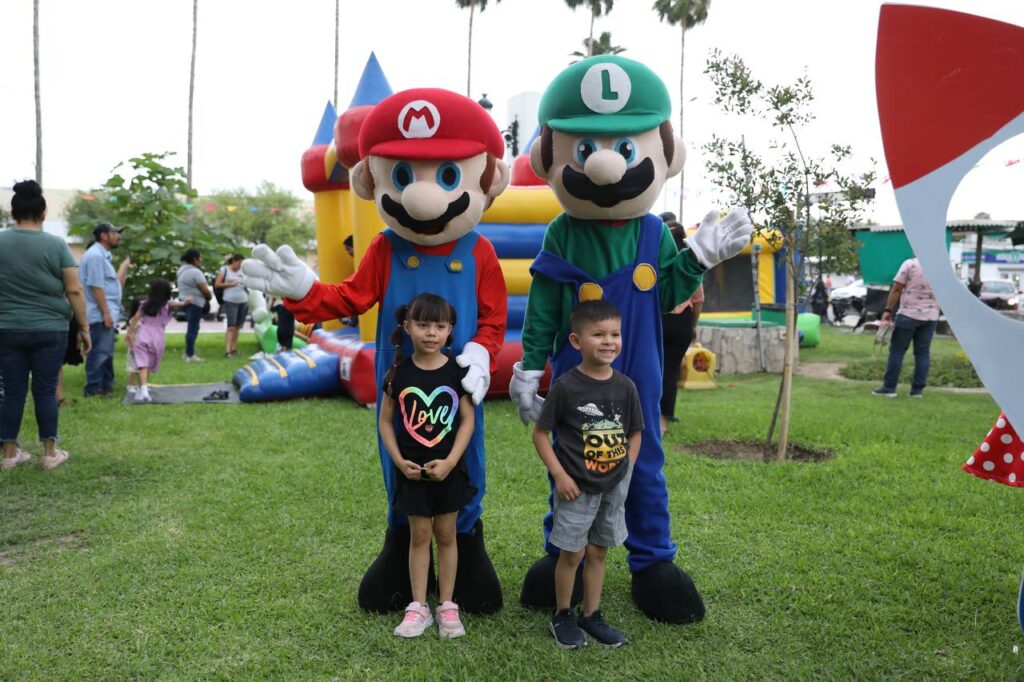 Disfrutan niñas y niños de fiesta en jardín de presidencia de Nuevo Laredo