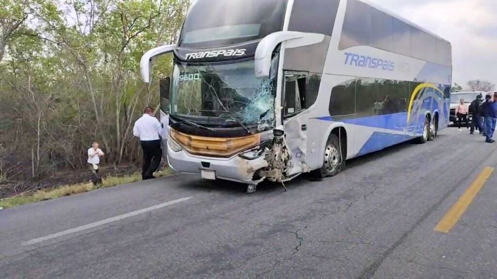 Choque entre autobús y camioneta deja un muerto en la Victoria-Monterrey