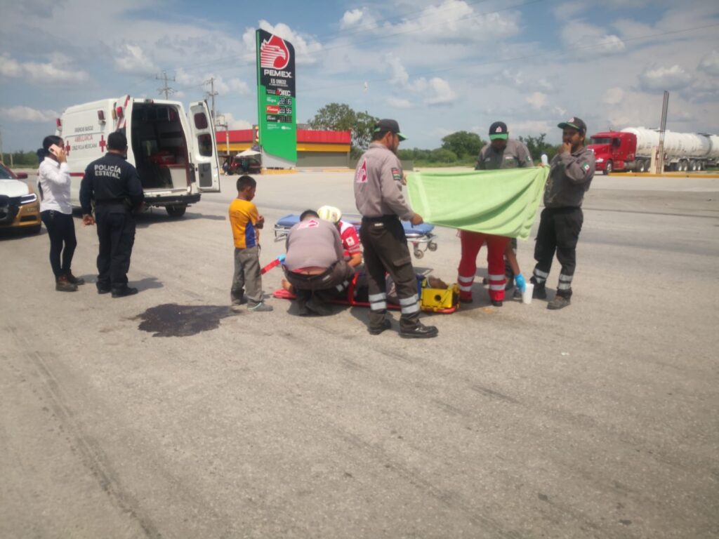 Conductor se da a la fuga tras atropellar a empleada de gasolinera en Rumbo Nuevo