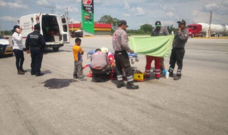 Conductor se da a la fuga tras atropellar a empleada de gasolinera en Rumbo Nuevo