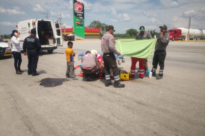 Conductor se da a la fuga tras atropellar a empleada de gasolinera en Rumbo Nuevo