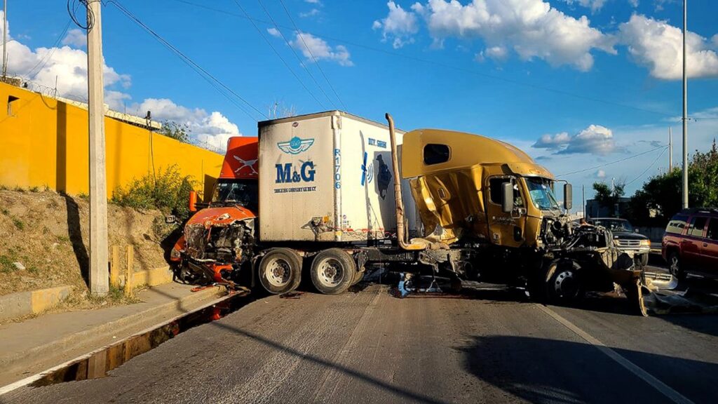 Colisión de tráileres deja cuantiosos daños en Nuevo Laredo