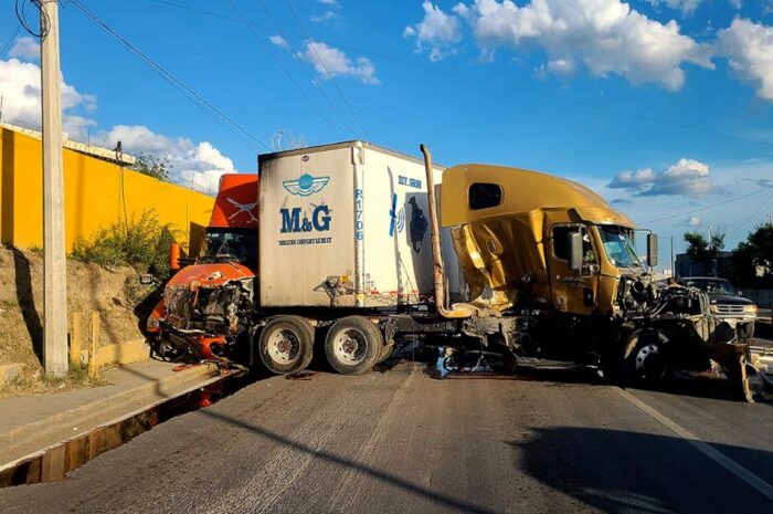 Colisión de tráileres deja cuantiosos daños en Nuevo Laredo