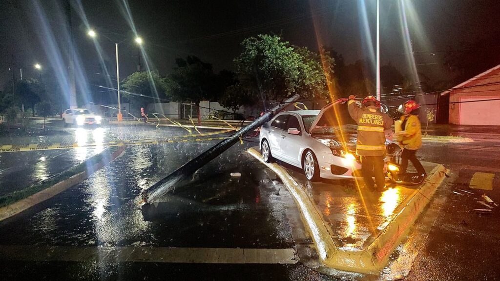 Conductor derriba poste y huye en Nuevo Laredo