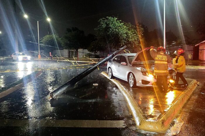 Conductor derriba poste y huye en Nuevo Laredo