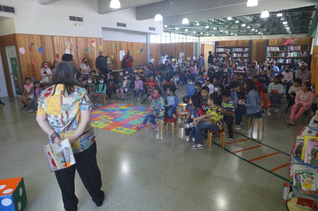 Festejan Día del Niño con festival en estación palabra