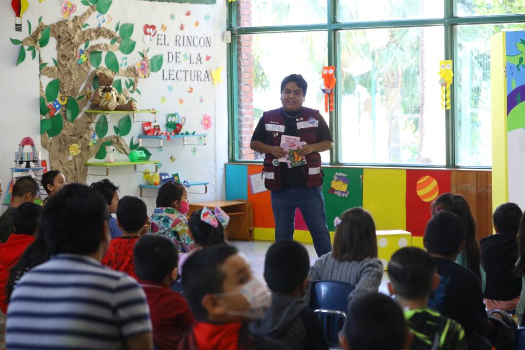 Festejan Día del Niño con festival en estación palabra