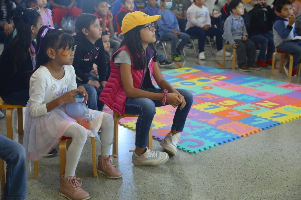 Festejan Día del Niño con festival en estación palabra