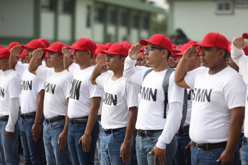 Jóvenes del Servicio Militar se comprometen con la nación en toma de protesta a la bandera