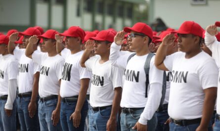 Jóvenes del Servicio Militar se comprometen con la nación en toma de protesta a la bandera