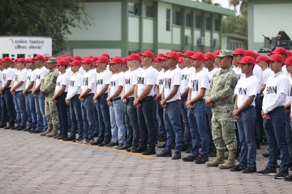 Jóvenes del Servicio Militar se comprometen con la nación en toma de protesta a la bandera