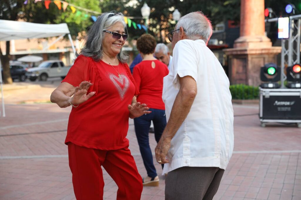 Viven neolaredenses actividades familiares en el Centro Histórico