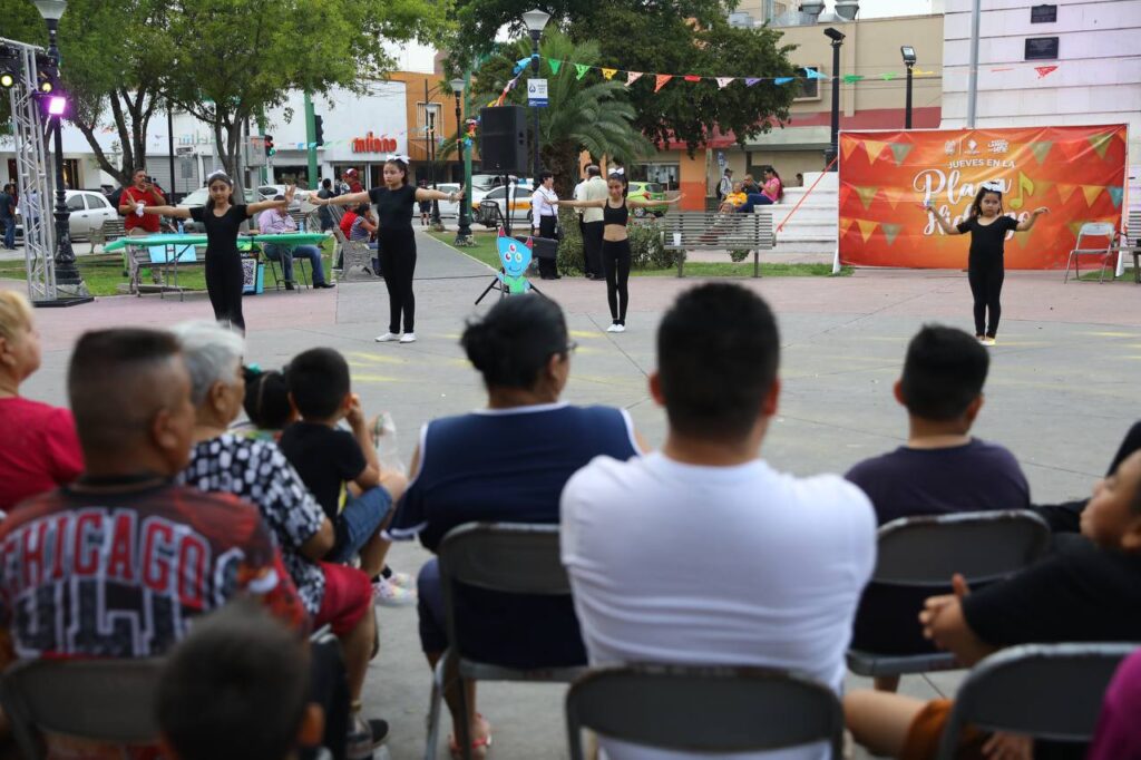 Viven neolaredenses actividades familiares en el Centro Histórico