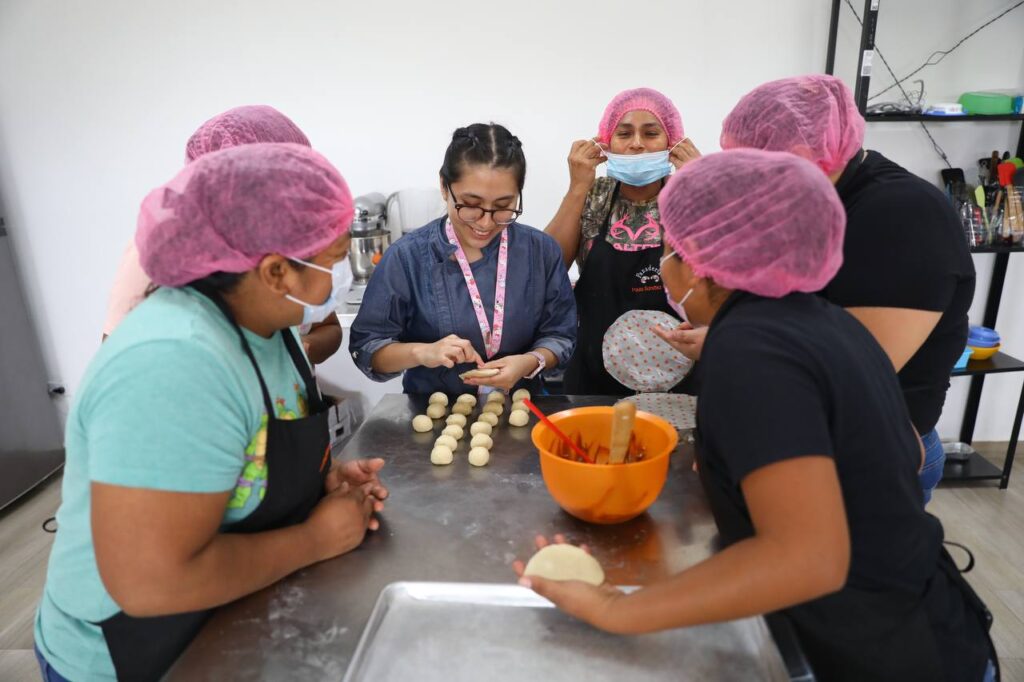 Fortalecen neolaredenses su emprendimiento mediante Talleres de Oficio