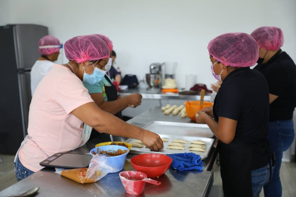 Fortalecen neolaredenses su emprendimiento mediante Talleres de Oficio