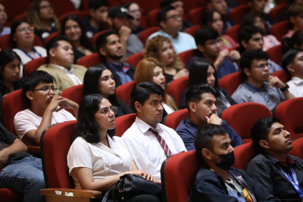 Vincula Gobierno Municipal a jóvenes universitarios con empresas mediante primer encuentro Academia-Industria