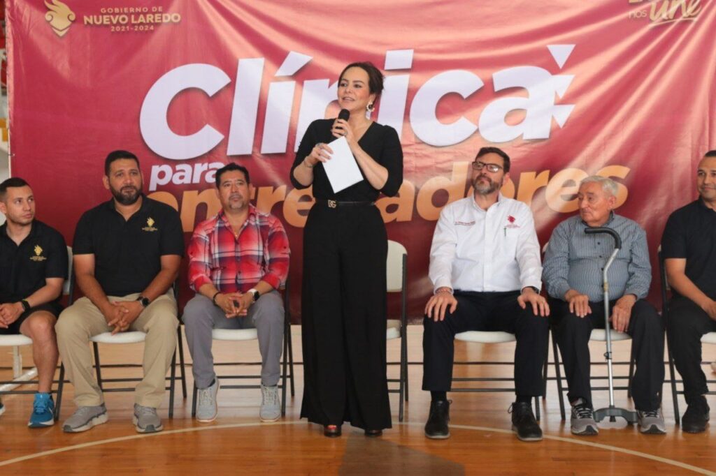 Inicia clínica para entrenadores y jugadores de baloncesto en Nuevo Laredo; alcaldesa realiza primer lanzamiento